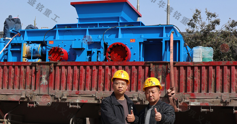 鵝卵石制砂用什么破碎機？推薦對輥機價格不貴還耐用